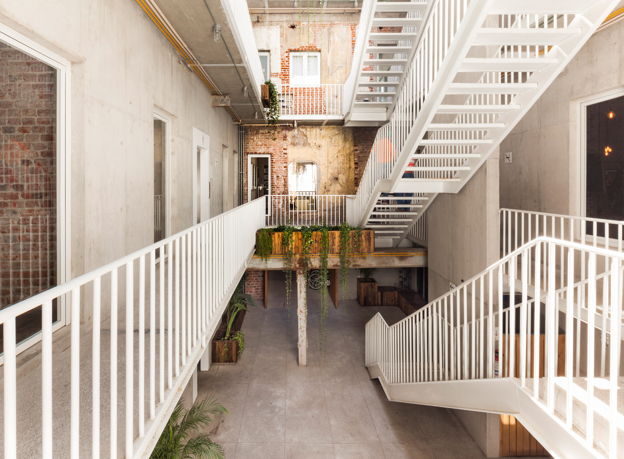 Edificio de uso mixto CH-Reurbano.